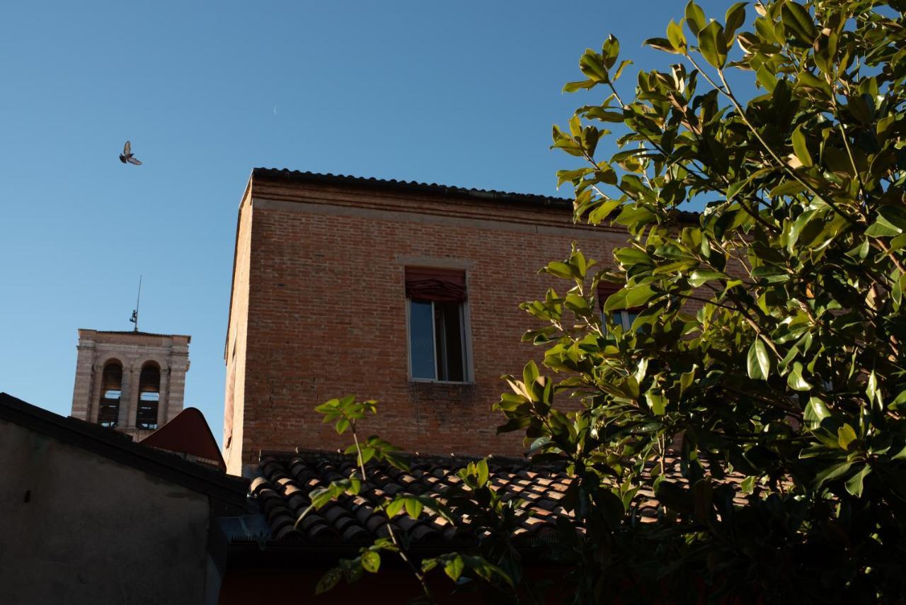 Corte Degli Estensi, Romantica Mansardina フェラーラ エクステリア 写真