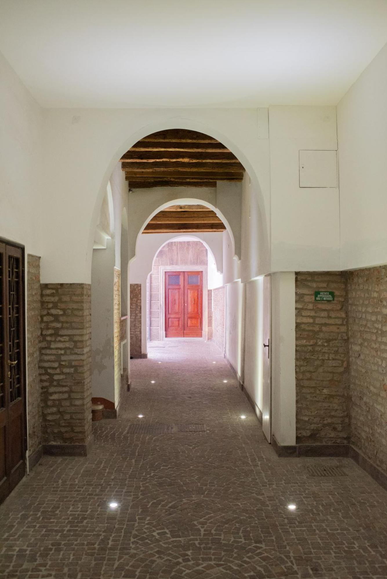 Corte Degli Estensi, Romantica Mansardina フェラーラ エクステリア 写真